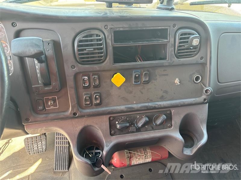 Freightliner M2 106 4x2 Van Truck Furgons