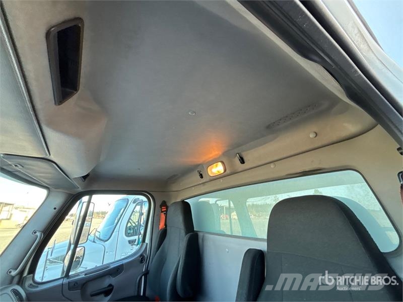 Freightliner M2 106 4x2 Van Truck Furgons