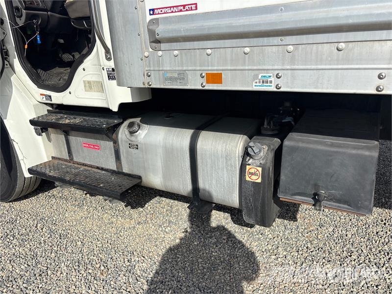 Freightliner M2 106 4x2 Van Truck Tovornjaki zabojniki