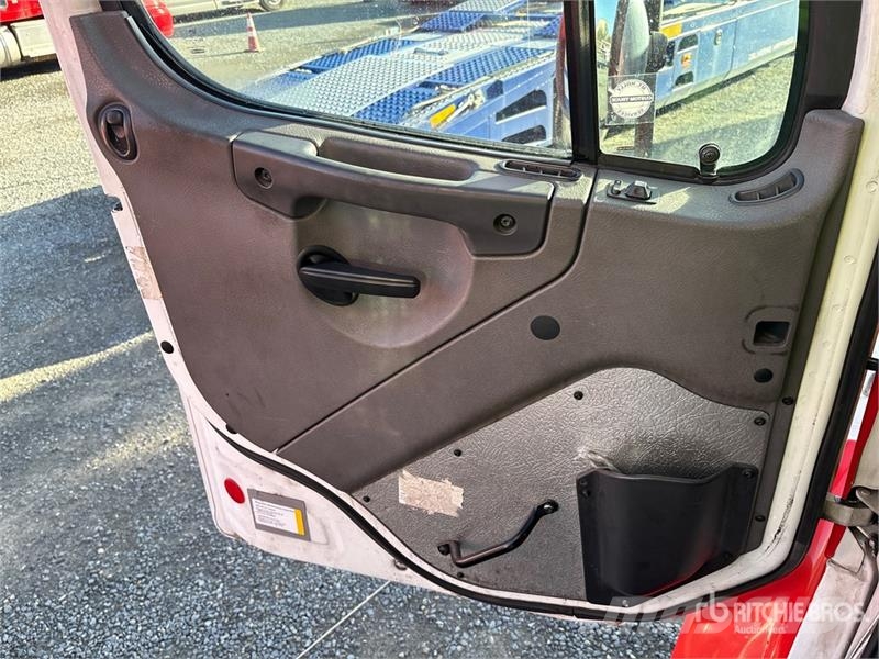 Freightliner M2 106 4x2 Van Truck Fast kasse