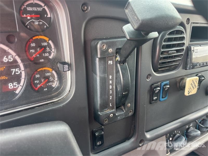Freightliner M2 106 4x2 Moving Van Truck Umpikorikuorma-autot