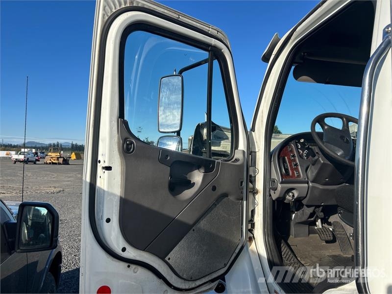 Freightliner M2 106 4x2 Van Truck Furgons