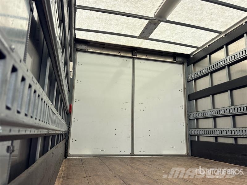 Freightliner M2 106 4x2 Van Truck Tovornjaki zabojniki