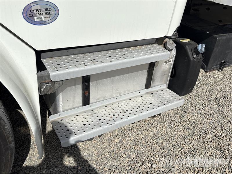 Freightliner M2 106 4x2 Van Truck Bakwagens met gesloten opbouw