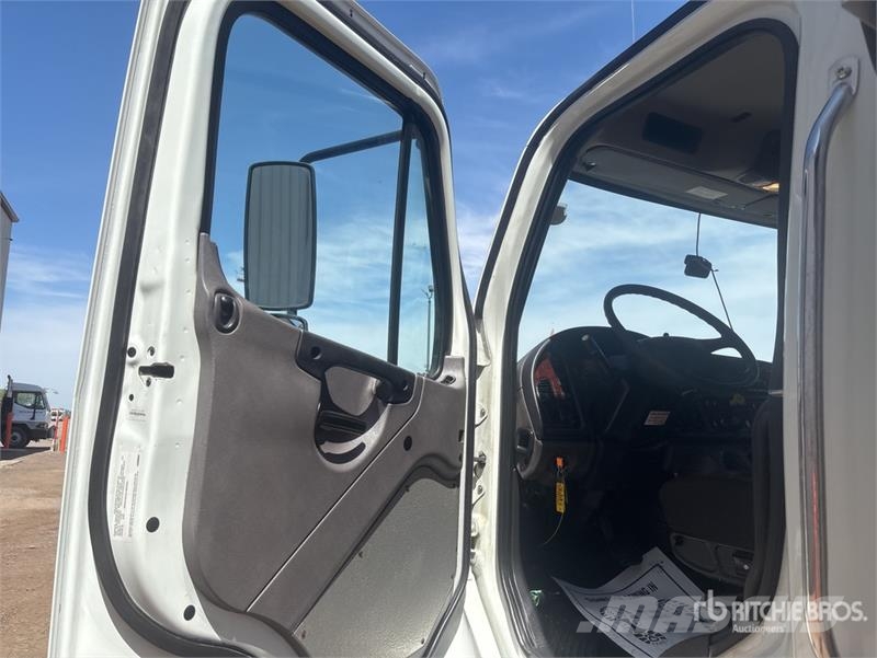 Freightliner M2 106 4x2 Van Truck Sunkvežimiai su dengtu kėbulu