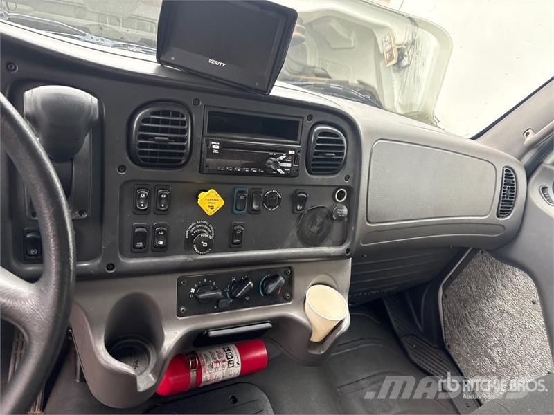 Freightliner M2 106 4x2 Van Truck (Inoperable) ボックスボディー、ウイング、箱車