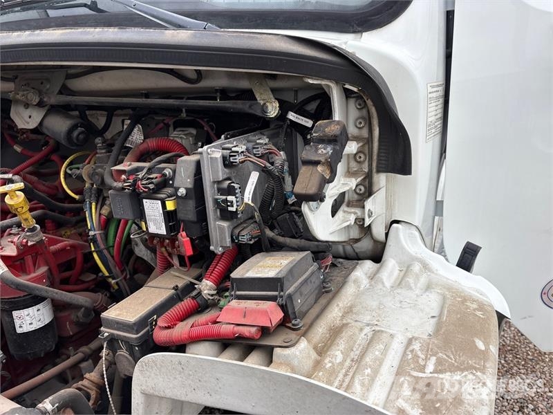 Freightliner M2 106 4x2 Van Truck (Inoperable) ボックスボディー、ウイング、箱車