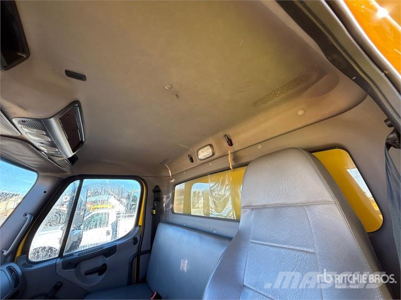 Freightliner M2 106 4x2 Van Truck Camiões de caixa fechada