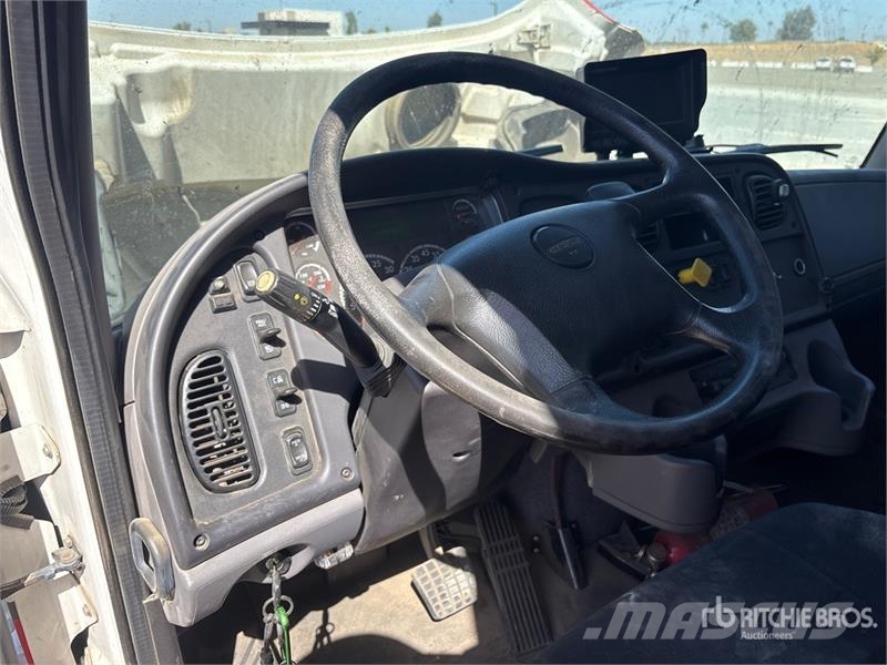 Freightliner M2 106 4x2 Van Truck Furgons
