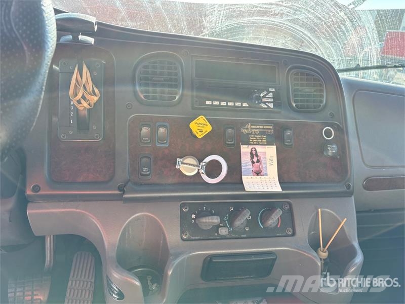 Freightliner M2 106 4x2 Van Truck Грузовики-Фургоны