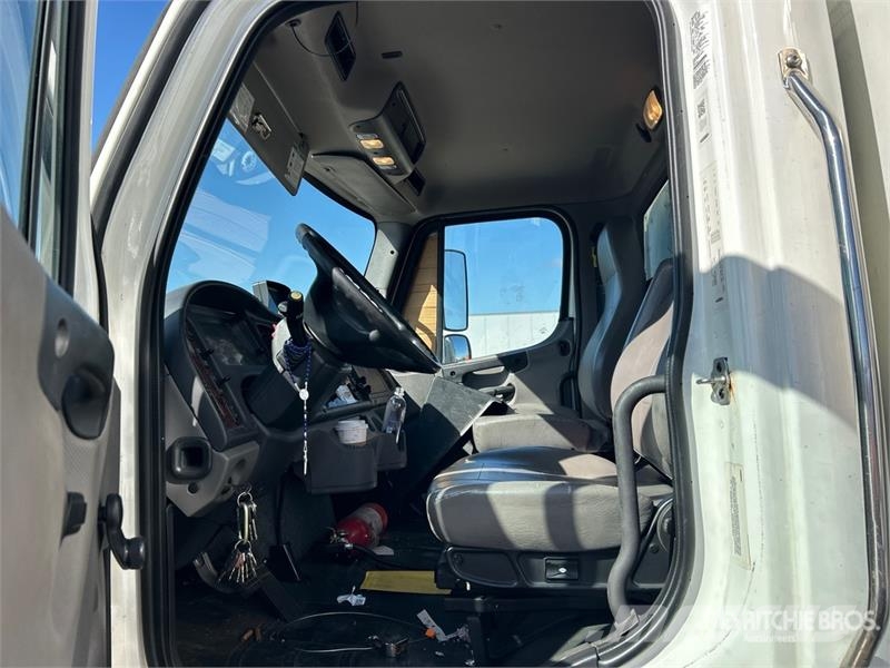 Freightliner M2 106 4x2 Van Truck Furgons