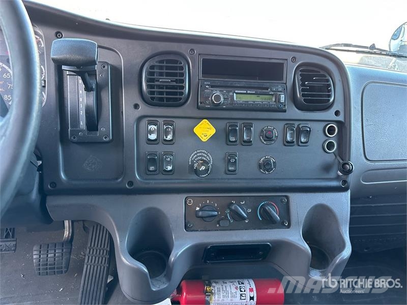 Freightliner M2 106 4x2 Van Truck Furgons
