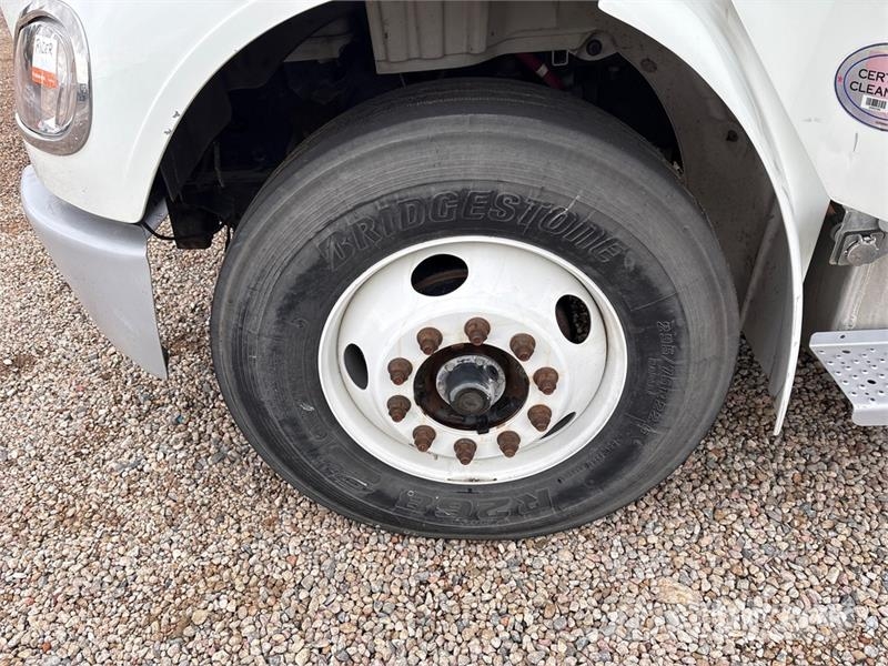Freightliner M2 106 4x2 Van Truck (Inoperable) ボックスボディー、ウイング、箱車