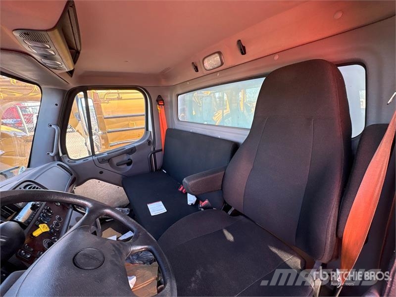 Freightliner M2 106 4x2 Van Van Truck Camion cassonati