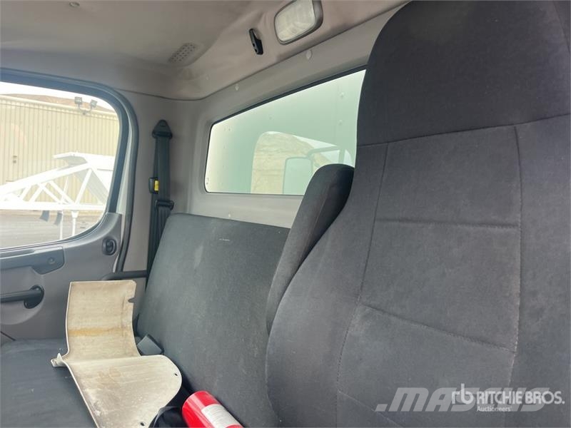 Freightliner M2 106 4x2 Moving Van Truck Umpikorikuorma-autot
