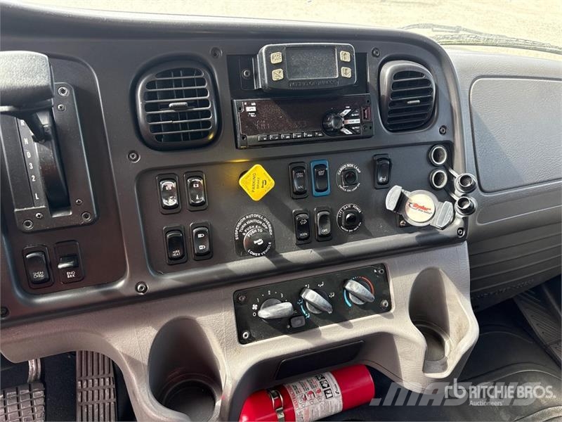 Freightliner M2 106 4x2 Van Truck Bakwagens met gesloten opbouw