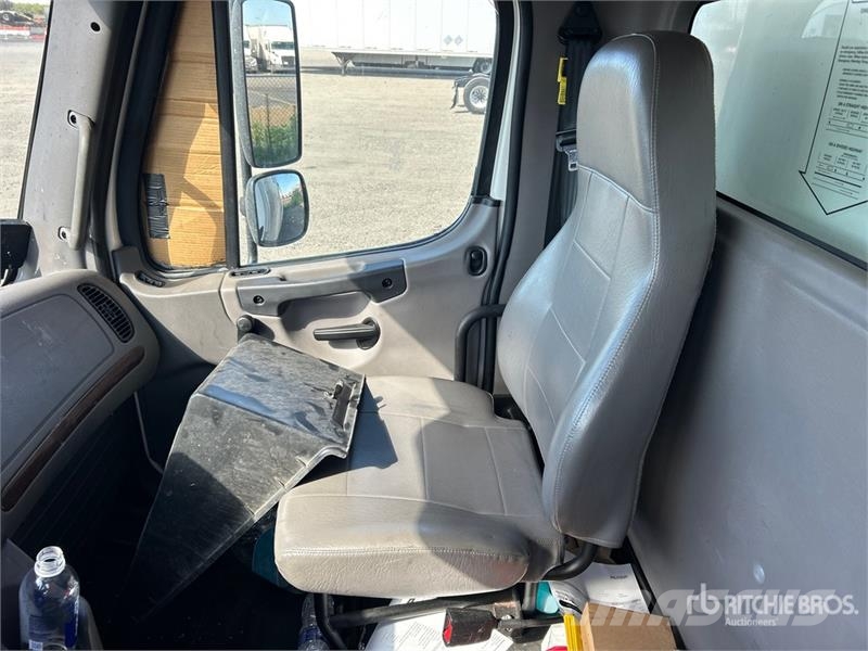 Freightliner M2 106 4x2 Van Truck Furgons