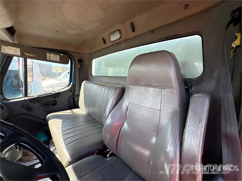 Freightliner M2 106 4x2 Van / Box Van Truck Фургони