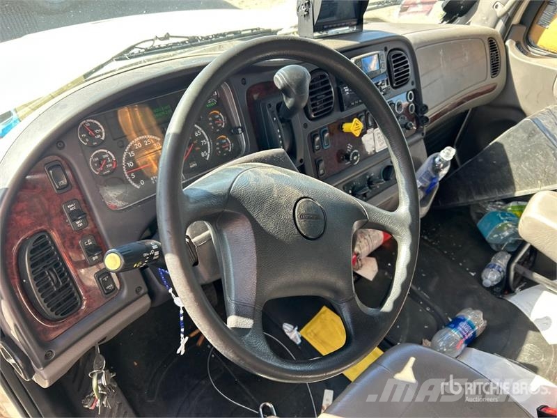 Freightliner M2 106 4x2 Van Truck Furgons