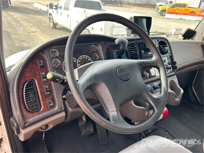 Freightliner M2 106 4x2 Van Truck 貨箱式卡車