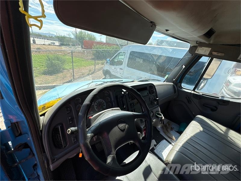 Freightliner M2 106 4x2 Van / Box Van Truck Фургони