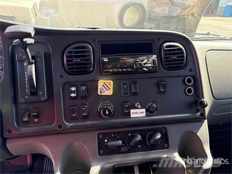 Freightliner M2 106 4x2 Van Truck Kapali kasa kamyonlar