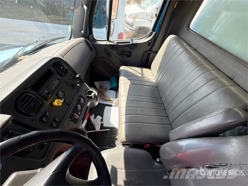 Freightliner M2 106 4x2 Van / Box Van Truck Фургони