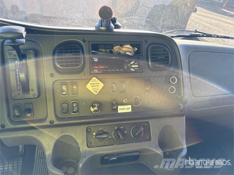 Freightliner M2 106 4x2 Van Truck Fast kasse