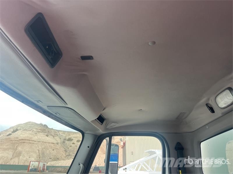 Freightliner M2 106 4x2 Moving Van Truck Umpikorikuorma-autot