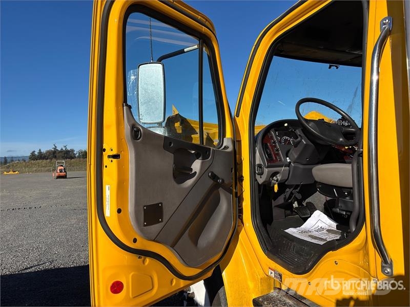 Freightliner M2 106 4x2 Van Truck Camiões de caixa fechada