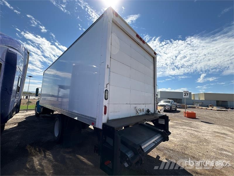 Freightliner M2 106 4x2 Van / Box Van Truck Фургони