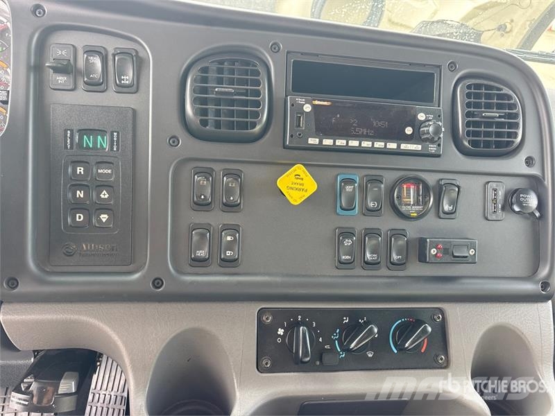 Freightliner M2 106 4x2 Van Truck Tovornjaki zabojniki