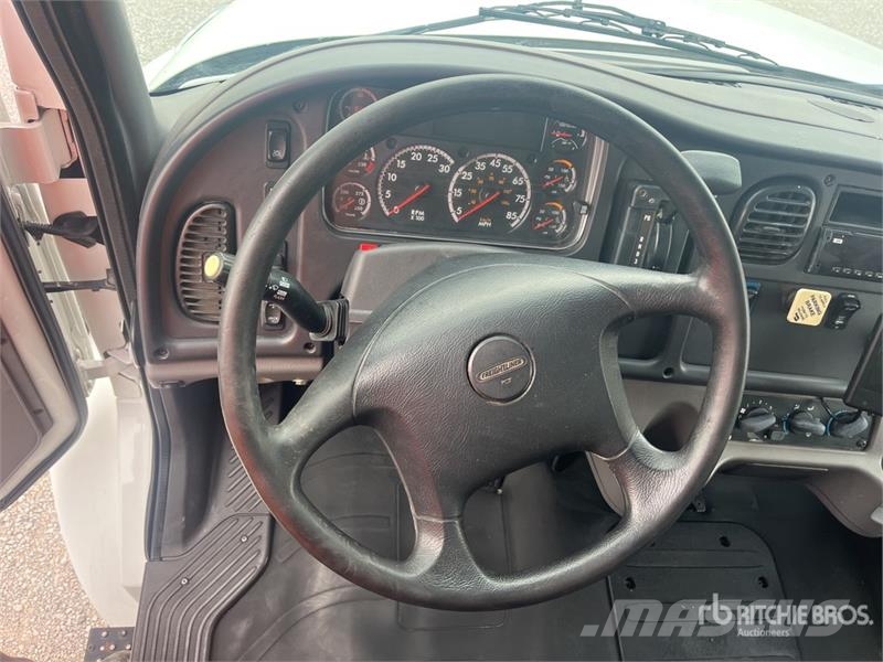Freightliner M2 106 4x2 Moving Van Truck Umpikorikuorma-autot