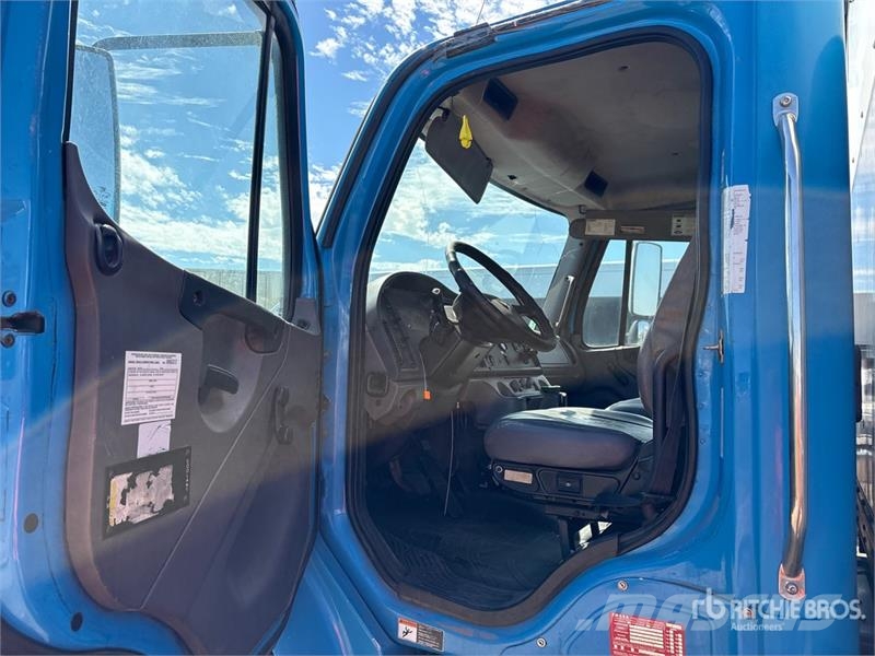 Freightliner M2 106 4x2 Van / Box Van Truck Фургони