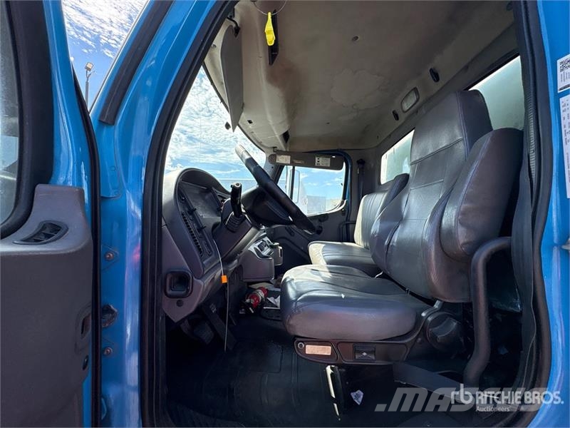 Freightliner M2 106 4x2 Van / Box Van Truck Фургони
