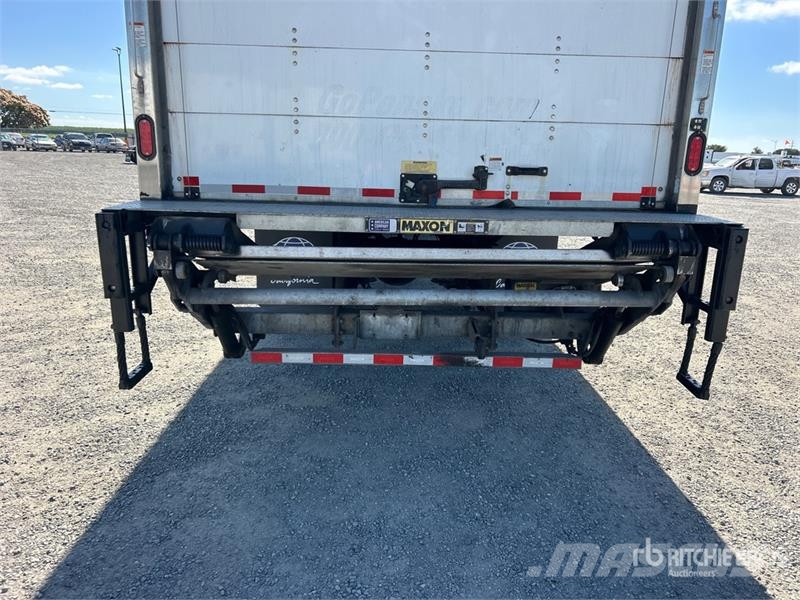 Freightliner M2 106 4x2 Van Truck شاحنات ذات هيكل صندوقي