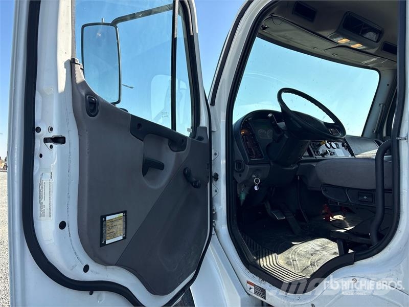 Freightliner M2 106 4x2 Van Truck Dobozos teherautók