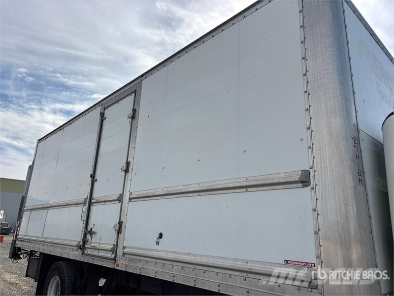 Freightliner M2 106 4x2 Van Truck Tovornjaki zabojniki