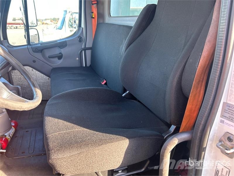 Freightliner M2 106 4x2 Van Truck Furgons