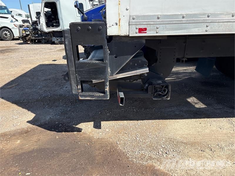 Freightliner M2 106 4x2 Van / Box Van Truck Фургони