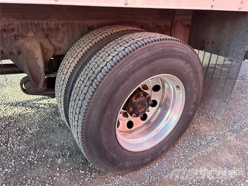 Freightliner M2 106 4x2 Van Truck Fast kasse
