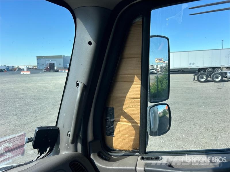 Freightliner M2 106 4x2 Van Truck Furgons