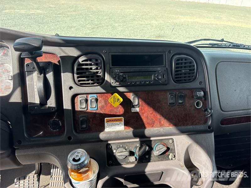 Freightliner M2 106 4x2 Van Truck Tovornjaki zabojniki