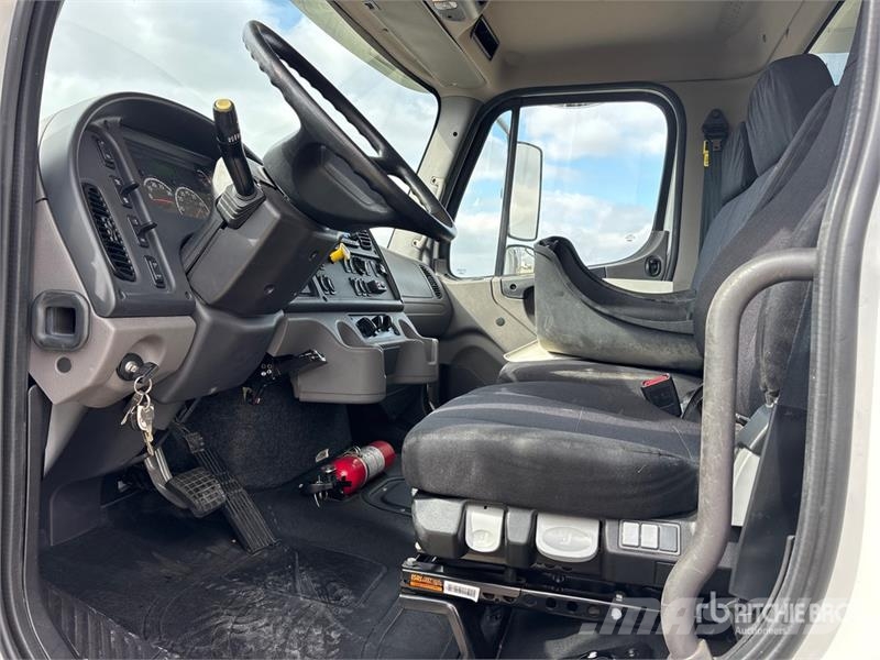 Freightliner M2 106 4x2 Van Truck Tovornjaki zabojniki