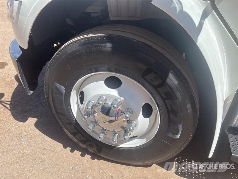 Freightliner M2 106 4x2 Van Truck Sunkvežimiai su dengtu kėbulu