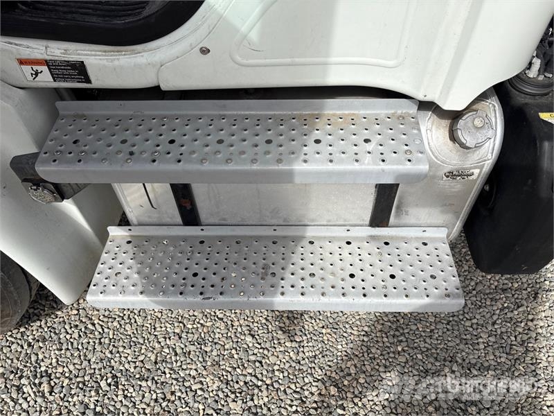 Freightliner M2 106 4x2 Van Truck Bakwagens met gesloten opbouw