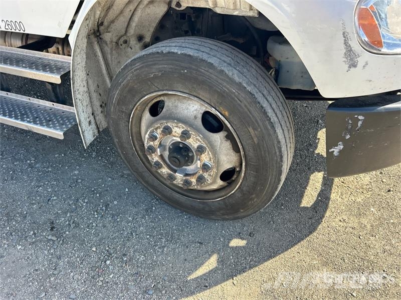 Freightliner M2 106 4x2 Van Truck شاحنات ذات هيكل صندوقي