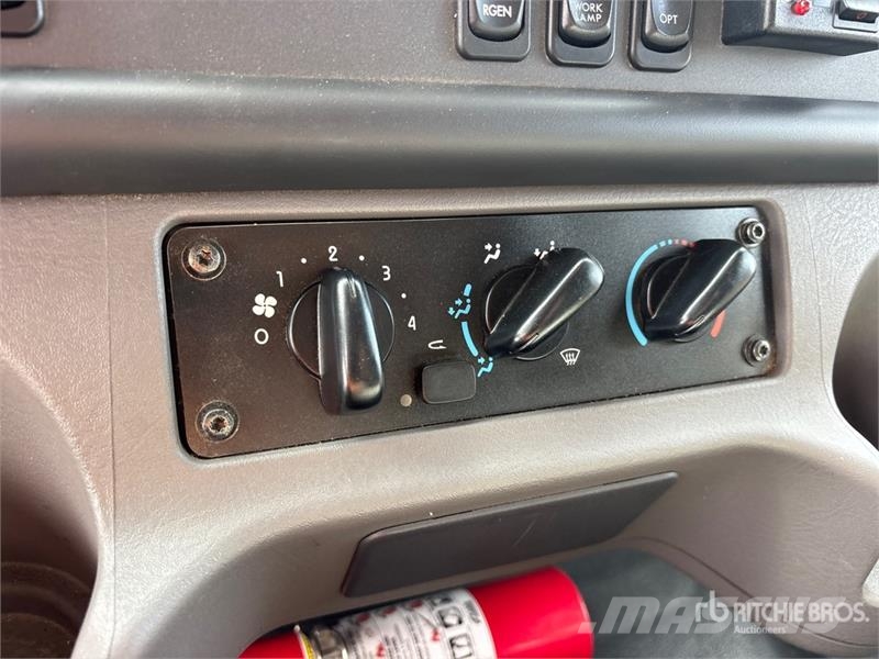 Freightliner M2 106 4x2 Van Truck Tovornjaki zabojniki