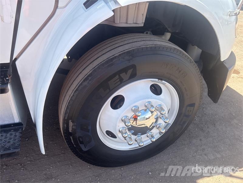 Freightliner M2 106 4x2 Van Truck Sunkvežimiai su dengtu kėbulu