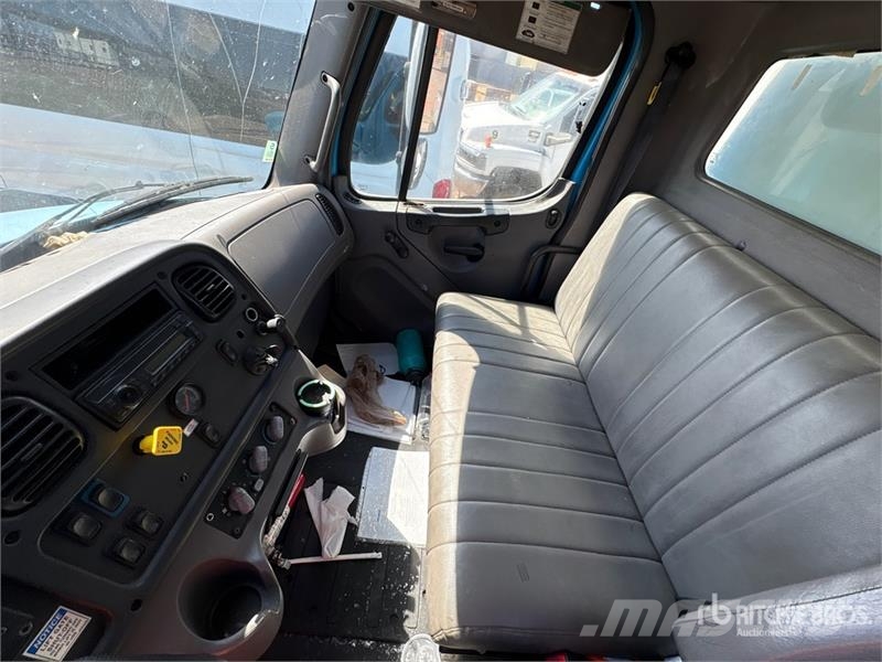 Freightliner M2 106 4x2 Van / Box Van Truck Фургони